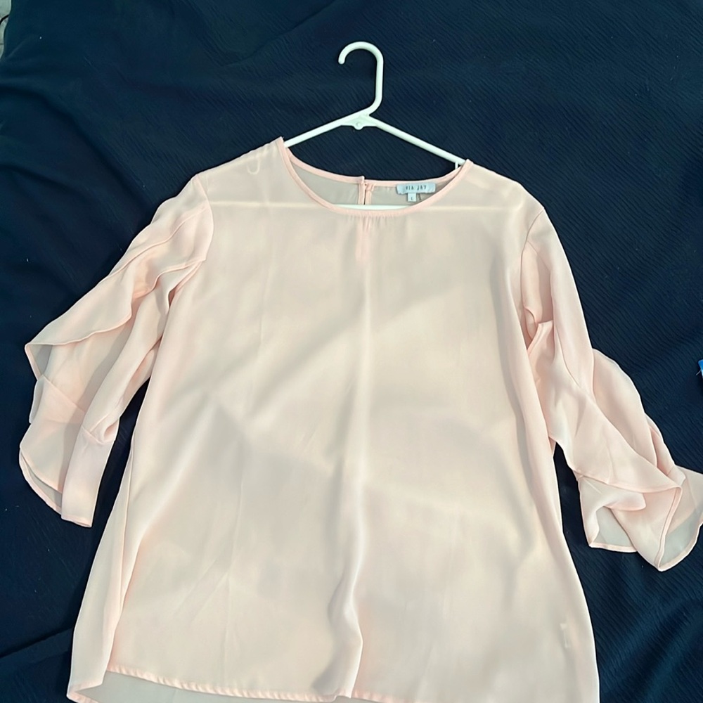 Baby pink blouse with ruffel and flowy sleeves